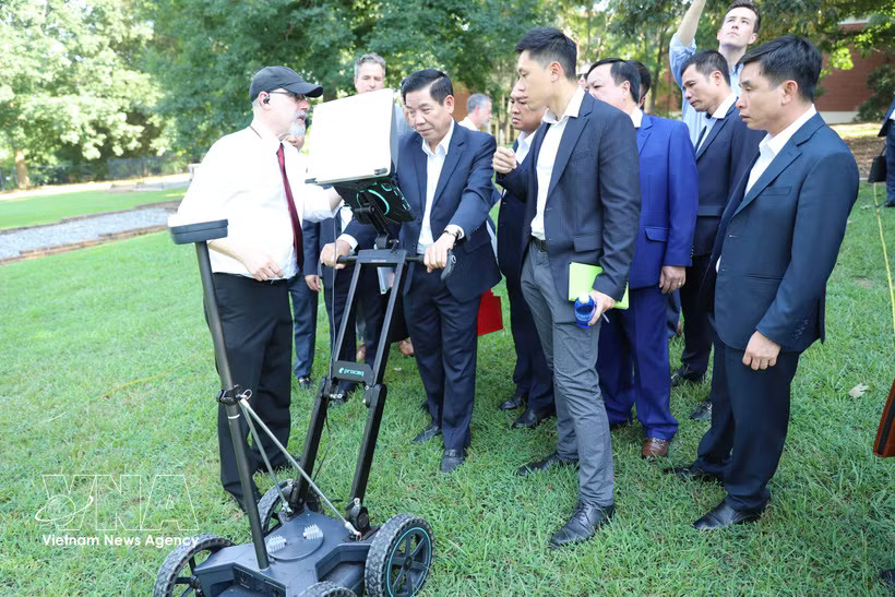 Deputy Minister of National Defence Sen. Lieut. Gen. Nguyen Van Gau (second from left) learns about advanced scientific and technological solutions to the search for and identification of the remains of fallen soldiers at University of Georgia. (Photo: VNA)