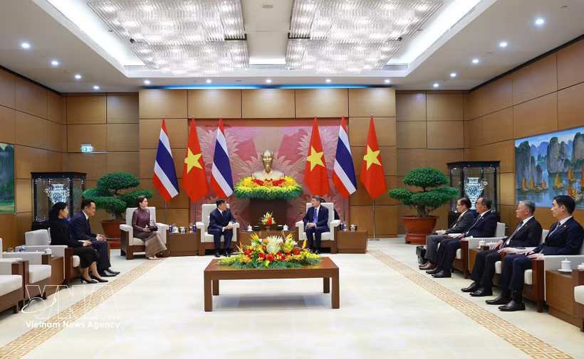Prime Minister Le Minh Hung (R) meets with King of Thailand Maha Vajiralongkorn Phra Vajiraklaochaoyuhua and Queen Suthida Bajrasudhabimalalakshana. (Photo: VNA)