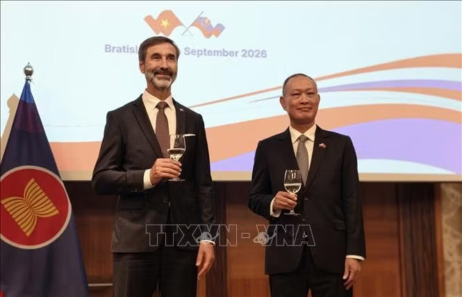 Vietnamese Ambassador to Slovakia Pham Truong Giang (R) and Slovak Minister of Foreign and European Affairs Juraj Blanar said at a recent ceremony in Bratislava marking the 81st National Day of Vietnam. (Photo: VNA)