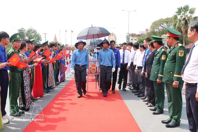 On May 12, 2026, the Tay Ninh People's Committee holds a ceremony at Binh Hiep International Border Gate in Binh Hiep commune to receive the remains of 158 Vietnamese volunteer soldiers and experts who laid down their lives in Cambodia. (Photo: VNA)