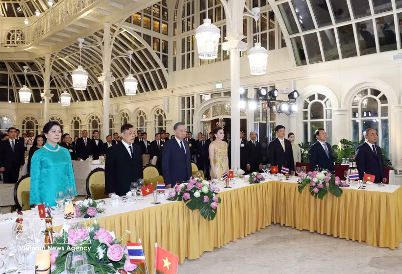 General Secretary of the Communist Party of Vietnam Central Committee and President To Lam and his spouse Ngo Phuong Ly, together with King of Thailand Maha Vajiralongkorn Phra Vajiraklaochaoyuhua and Queen Suthida Bajrasudhabimalalakshana, join other delegates in the flag-raising ceremony as part of the banquet. (Photo: VNA)