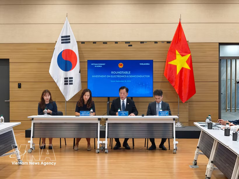 Vietnamese Ambassador to the Republic of Korea Vu Ho (second from right) chairs the roundtable with nearly 30 Korean semiconductor and electronics companies in Seoul on September 15, 2026. (Photo: VNA)
