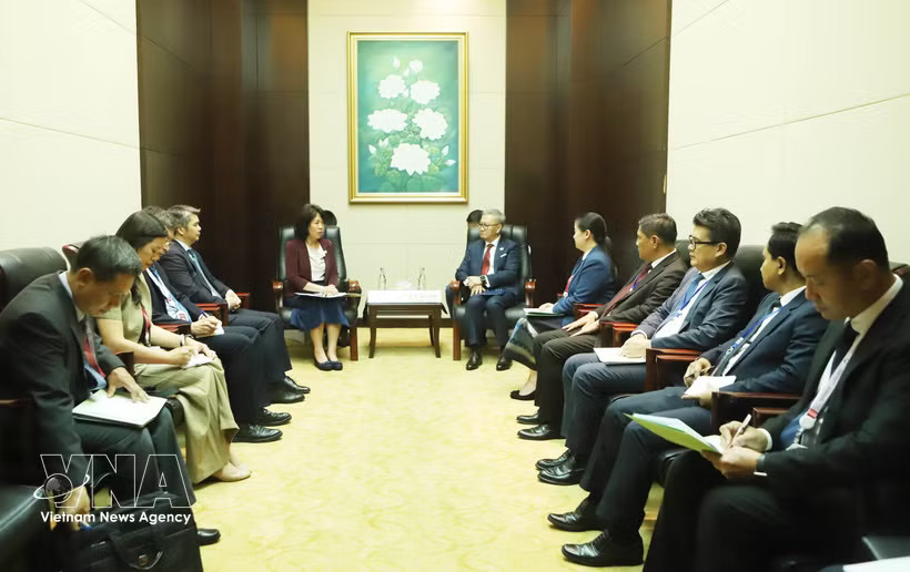 Lao Deputy Prime Minister and Minister of Foreign Affairs Thongsavanh Phomvihane (right) hosts a reception for Vietnamese Deputy Minister of Foreign Affairs Nguyen Thi Hoang Van in Vientiane on September 14. (Photo: VNA)