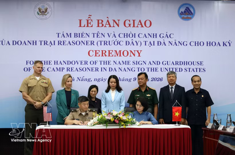 The ceremony for the handover of the name sign and guardhouse of the former US Marine Corps Camp Reasoner to the US side in Da Nang on September 15 (Photo: VNA)