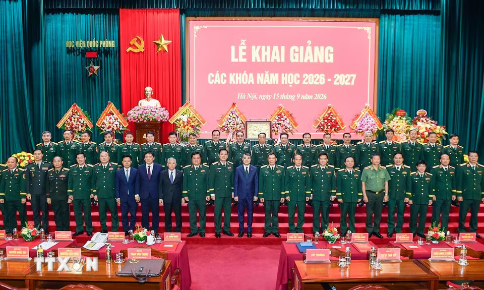 Thủ tướng Lê Minh Hưng với các đại biểu tại Lễ Khai giảng các khóa năm học 2026 – 2027 của Học viện Quốc phòng