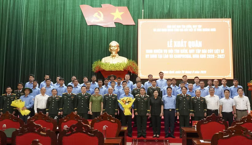 Officials and members of Team K53 in a group photo before the team's departure for the mission (Photo published by VNA)