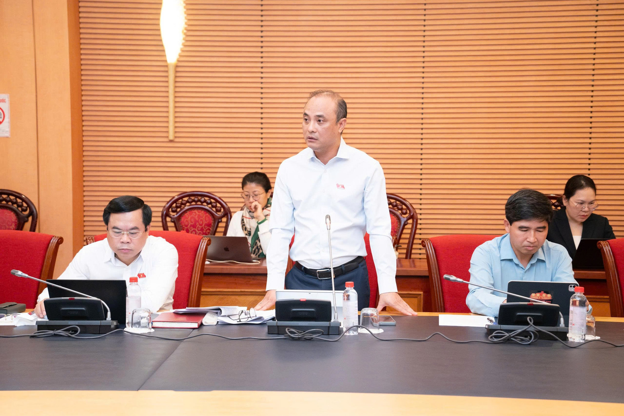 Phó Chủ nhiệm Ủy ban Nguyễn Phương Tuấn phát biểu