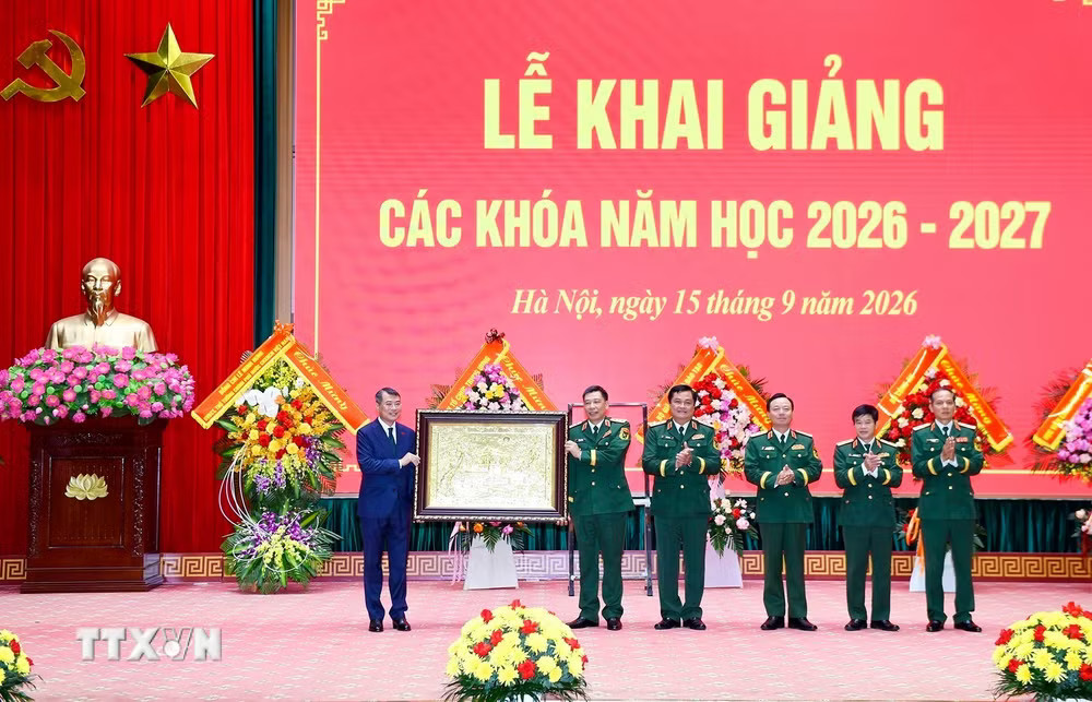 Thủ tướng Lê Minh Hưng tặng quà lưu niệm cho Học viện Quốc phòng. (Ảnh: Dương Giang/TTXVN) Thủ tướng Lê Minh Hưng tặng quà lưu niệm cho Học viện Quốc phòng