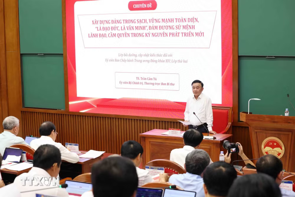 Thường trực Ban Bí thư Trần Cẩm Tú truyền đạt chuyên đề bồi dưỡng kiến thức đối với Ủy viên Trung ương Đảng khóa XIV