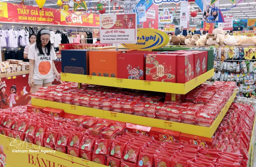 A display area for Mid-Autumn Festival cakes at a supermarket (Photo: VNA)
