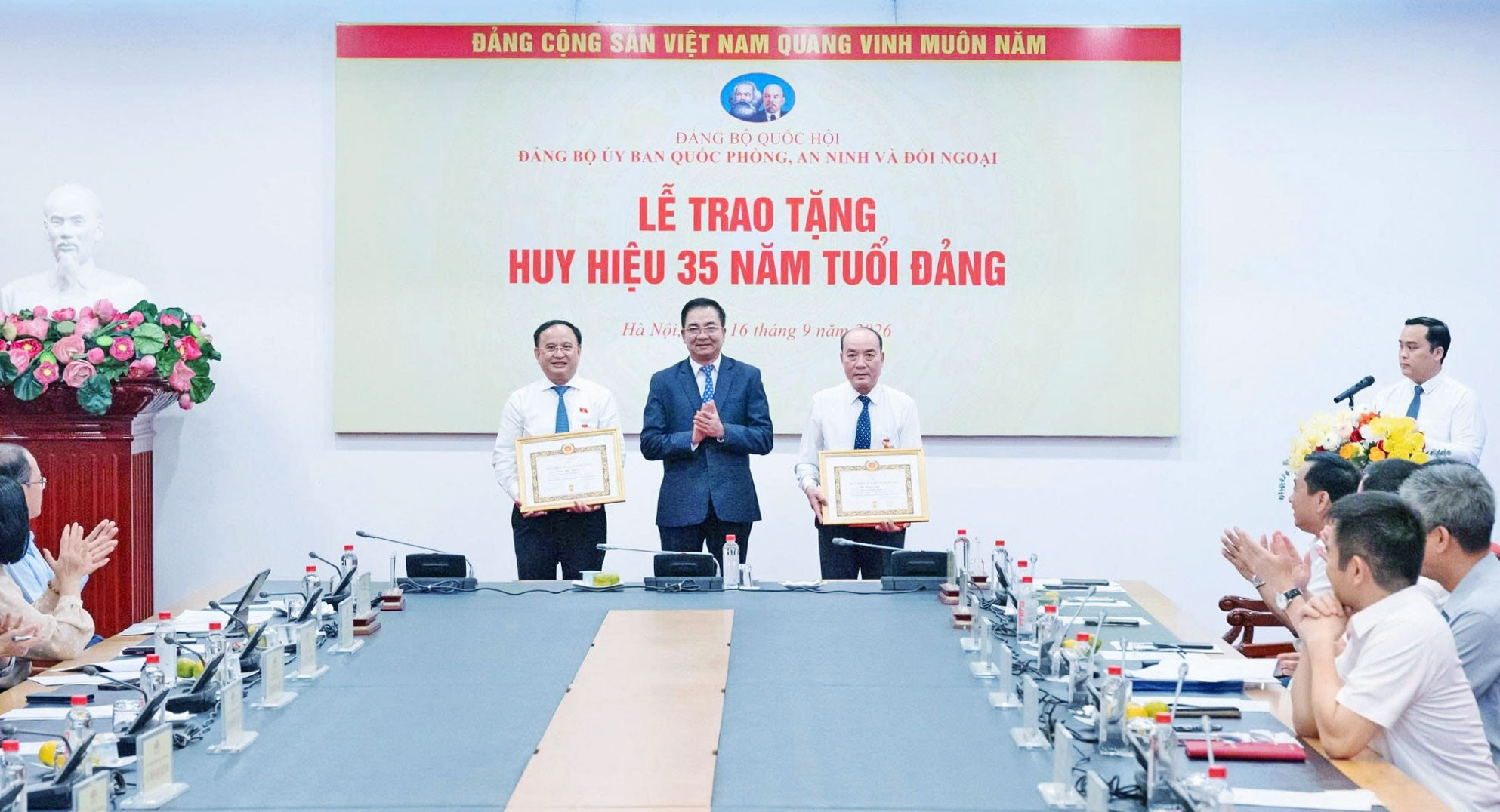 Phó Bí thư Đảng uỷ, Phó Chủ nhiệm Ủy ban Quốc phòng, An ninh và Đối ngoại, Trung tướng Nguyễn Minh Đức đã trao Quyết định và tặng Huy hiệu 35 năm tuổi Đảng cho Trung tướng Trần Đức Thuận và đồng chí Vũ Hồng Lưu