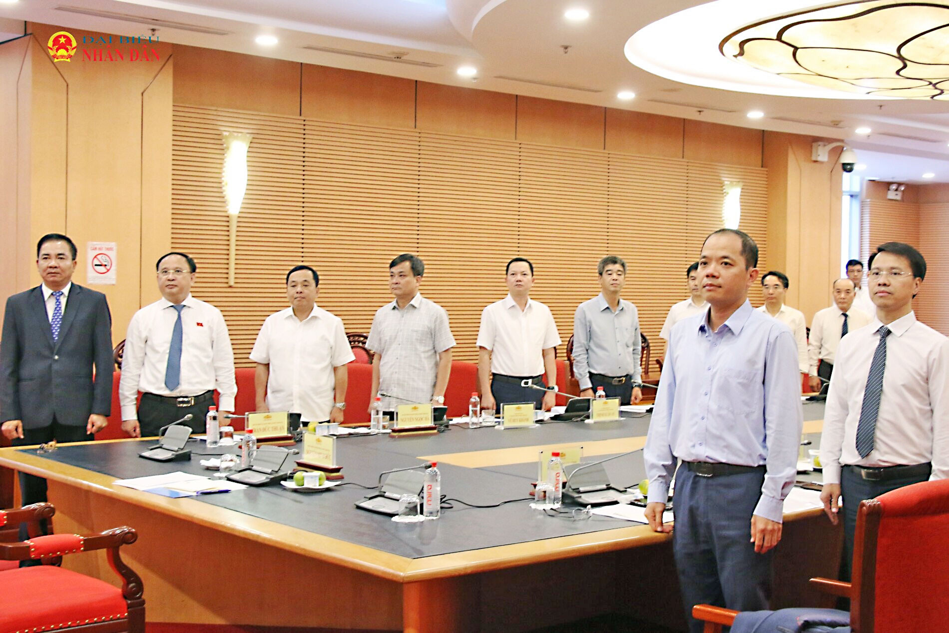 Các đại biểu làm lễ chào cờ