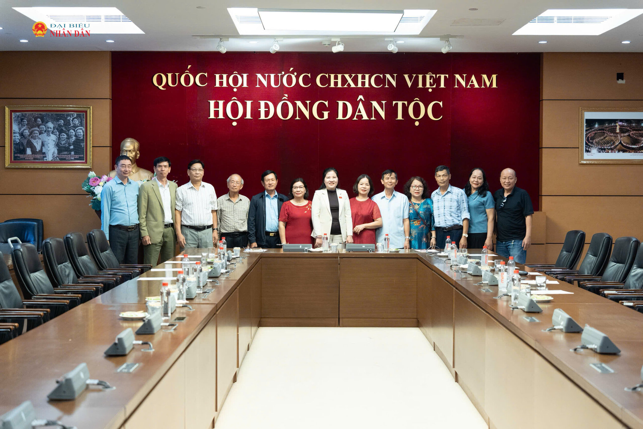 Các đại biểu chụp ảnh lưu niệm