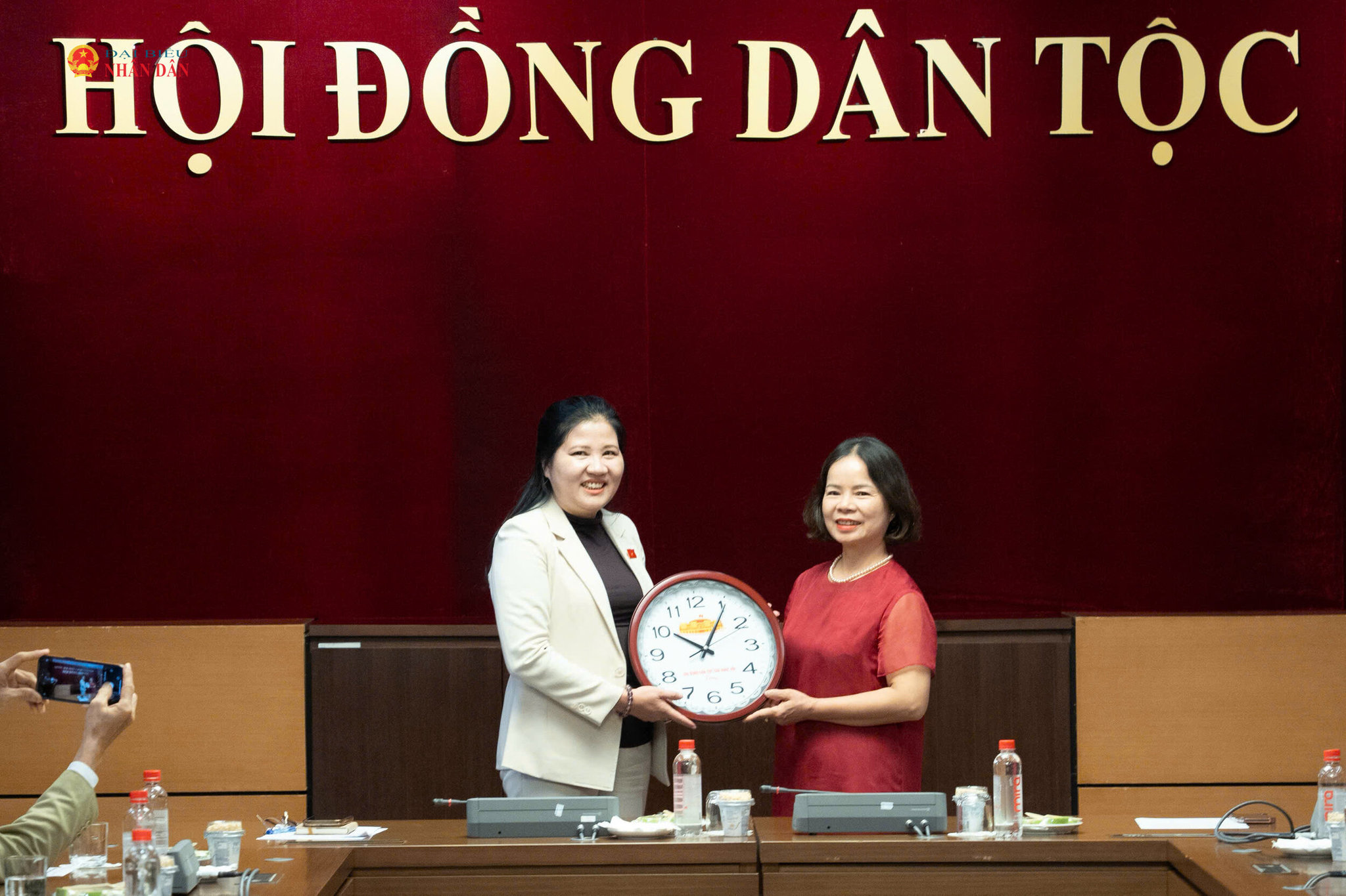 Phó Chủ tịch Hội đồng Dân tộc Đinh Thị Phương Lan trao quà tặng Hội Người cao tuổi tỉnh Quảng Ngãi