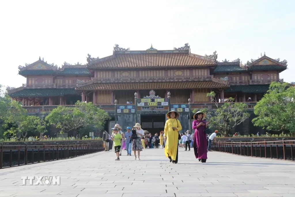 Đại nội Huế - địa điểm thu hút du khách trong nước và quốc tế đến tham quan, góp phần phát triển du lịch văn hóa