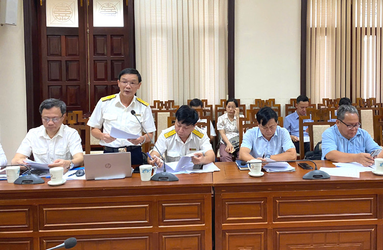 Lãnh đạo Thuế Thành phố Huế báo cáo tại buổi làm việc