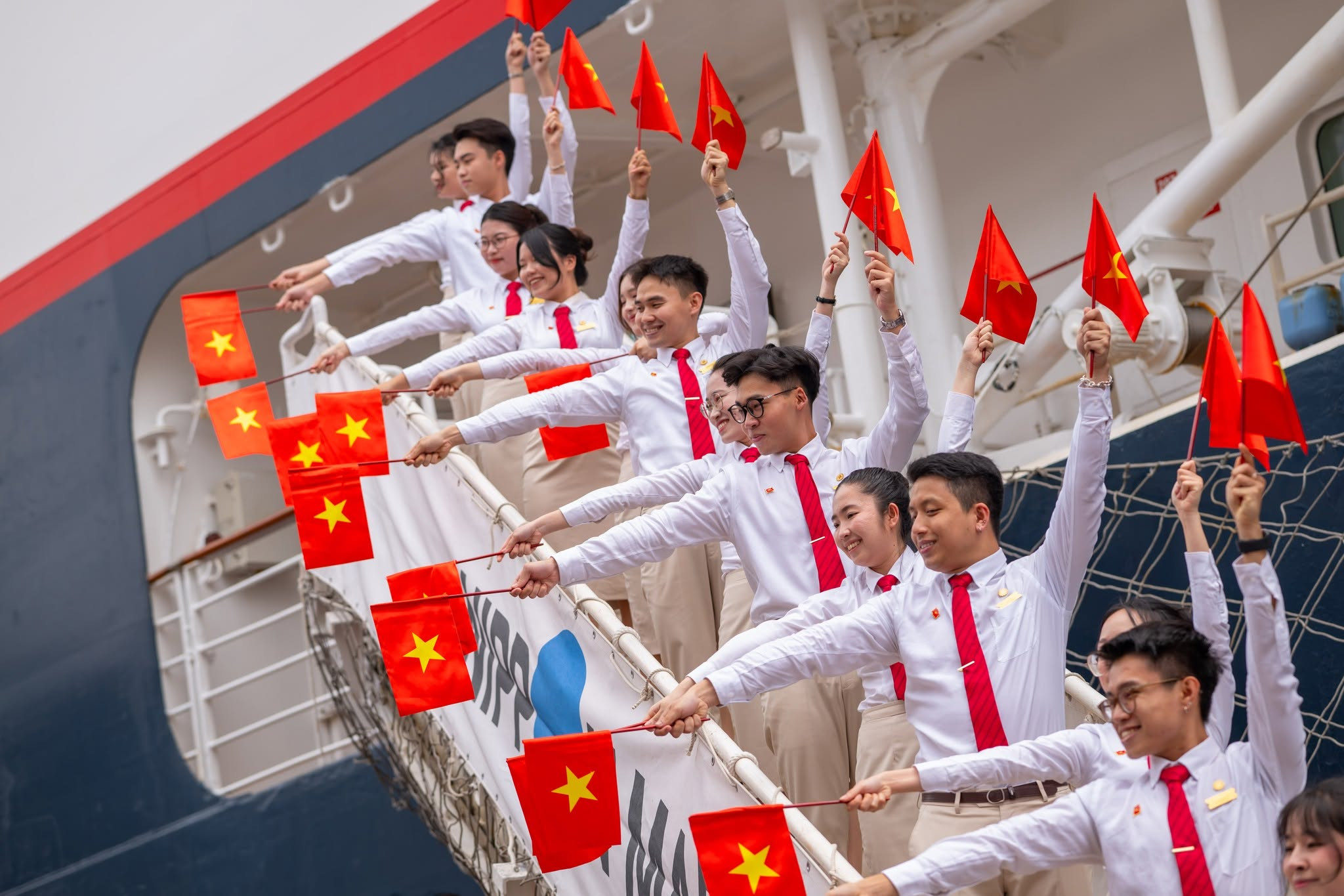 Đoàn Đại biểu Việt Nam tự hào giương cao lá cờ Tổ quốc trong phần Gangway Cheers tại Singapore