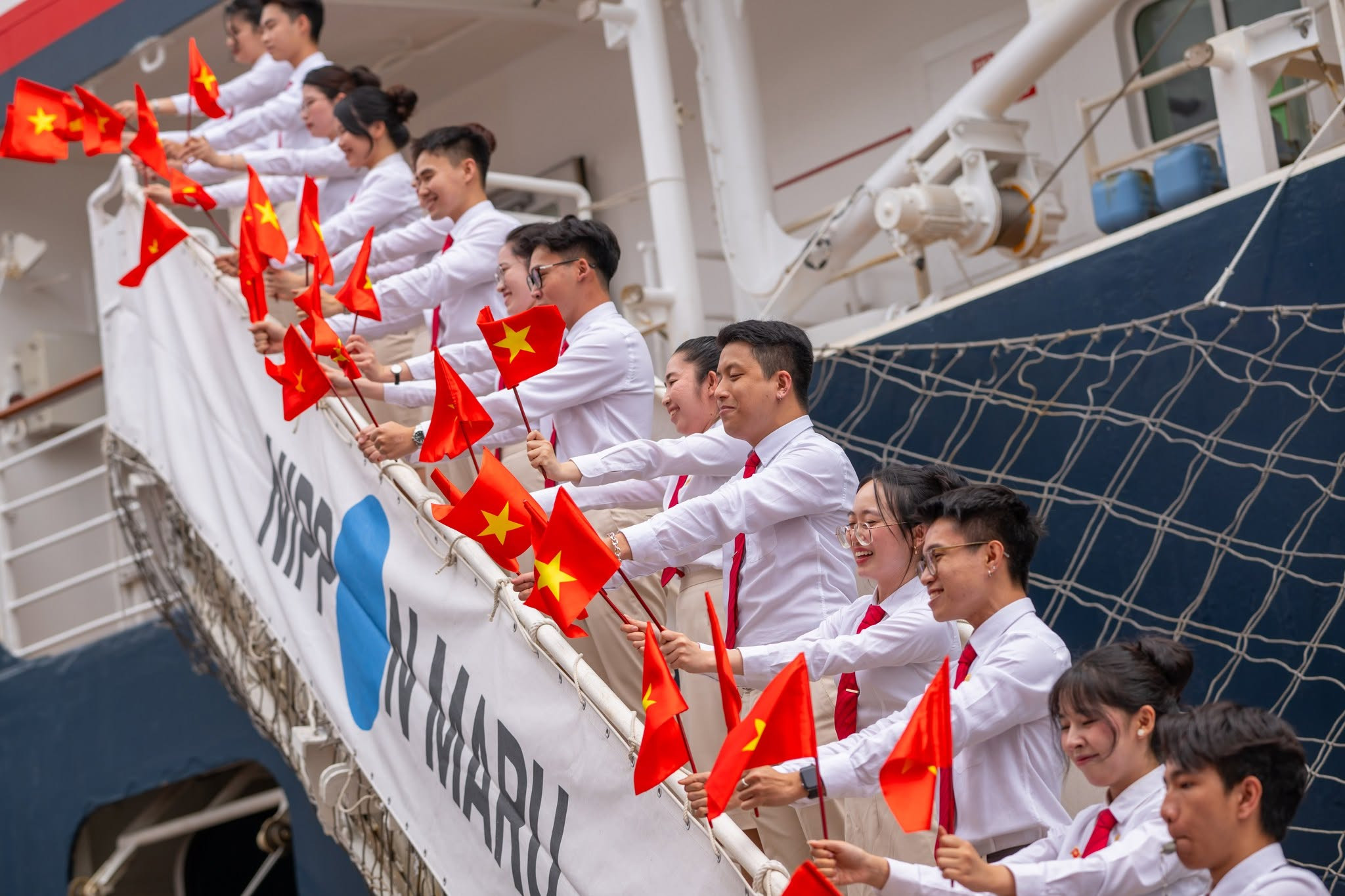 Đoàn Đại biểu Việt Nam tự hào giương cao lá cờ Tổ quốc trong phần Gangway Cheers tại Singapore