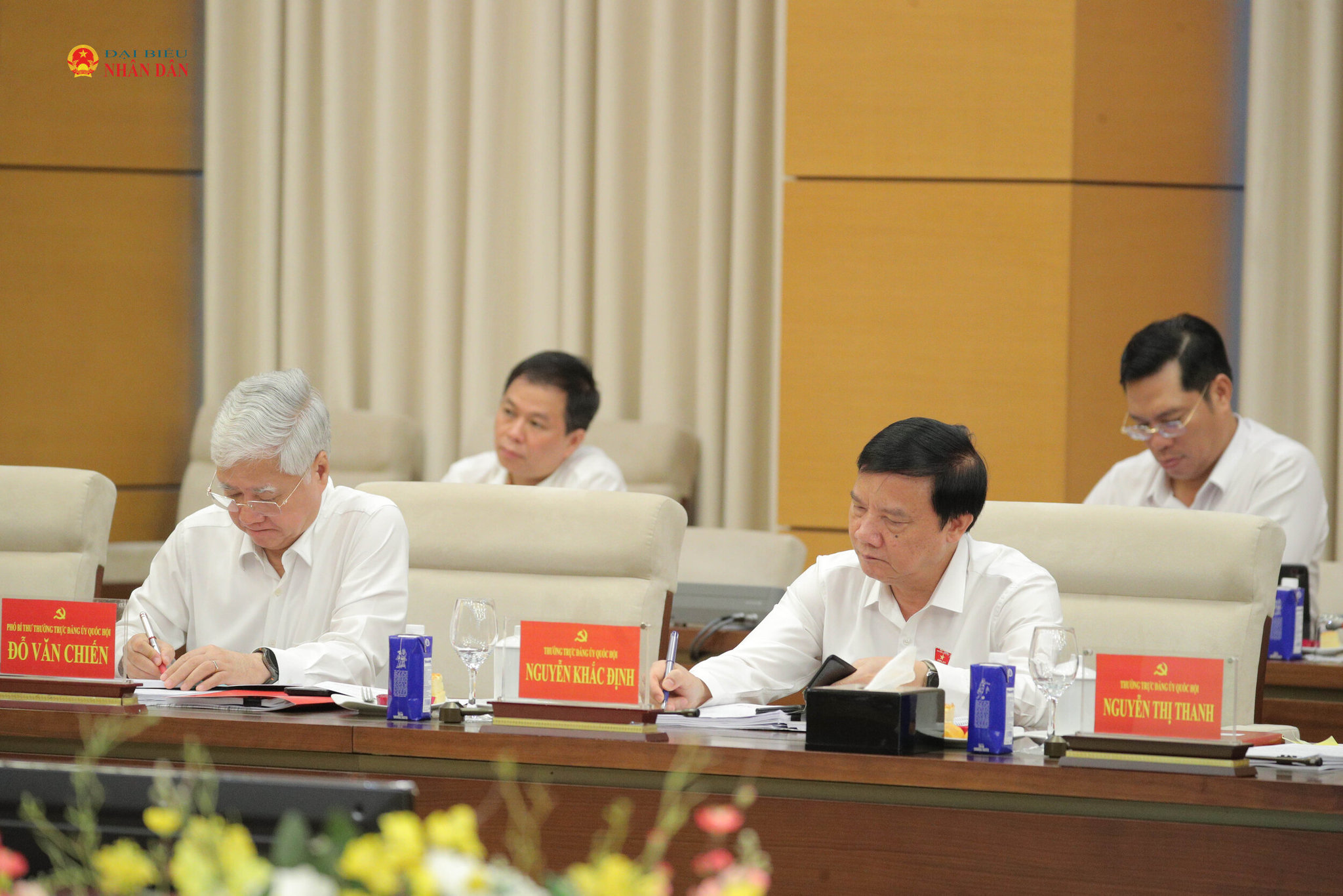 Phó Bí thư Đảng ủy Quốc hội, Phó Chủ tịch Thường trực Quốc hội Đỗ Văn Chiến và Ủy viên Ban Thường vụ Đảng ủy Quốc hội, Phó Chủ tịch Quốc hội Nguyễn Khắc Định dự hội nghị.