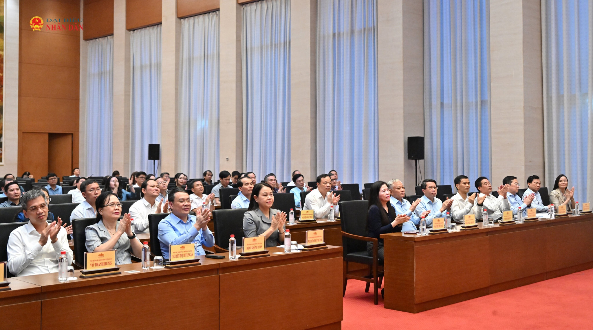 Các đại biểu tham dự buổi lễ.