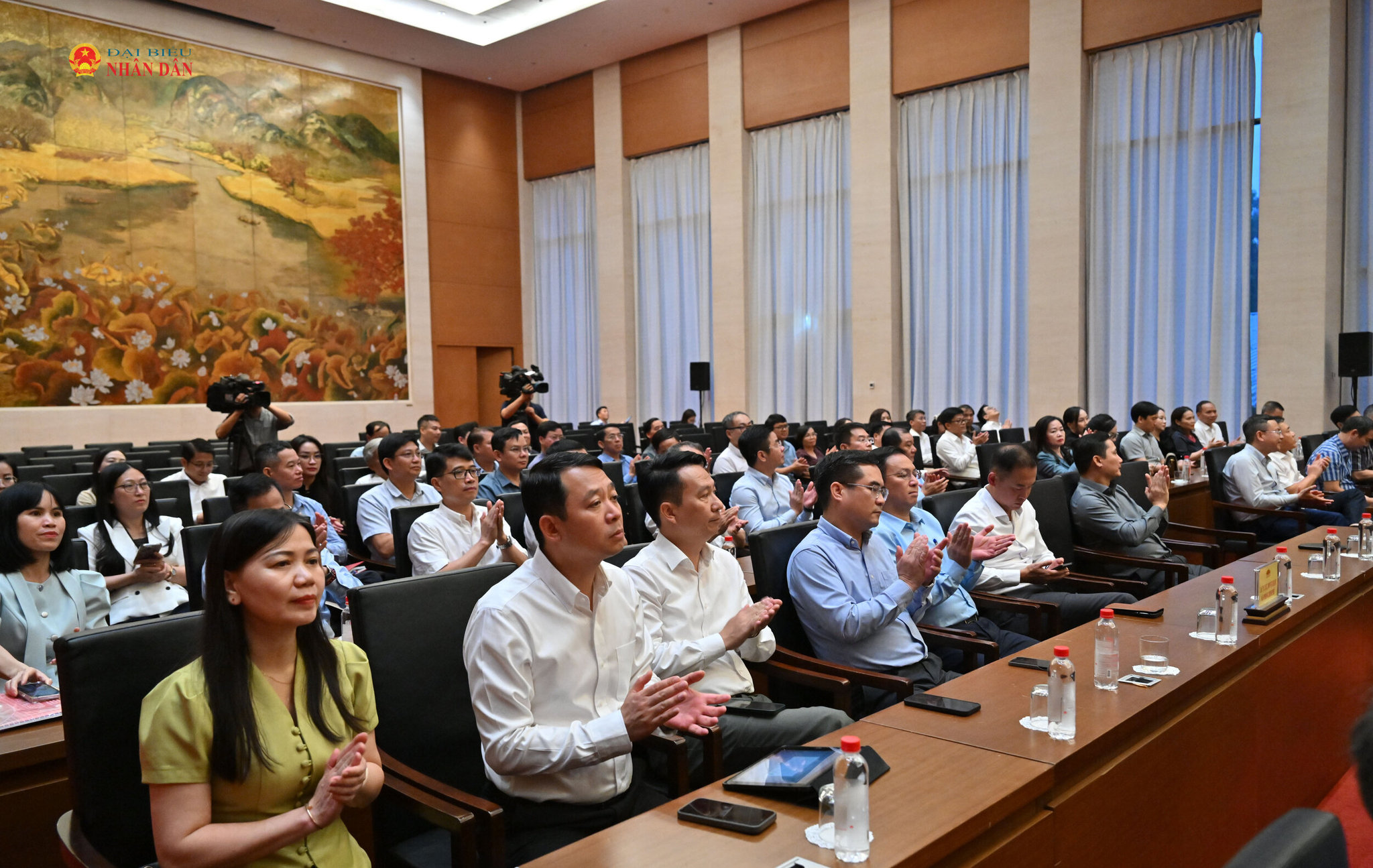 Các đại biểu tham dự buổi lễ.