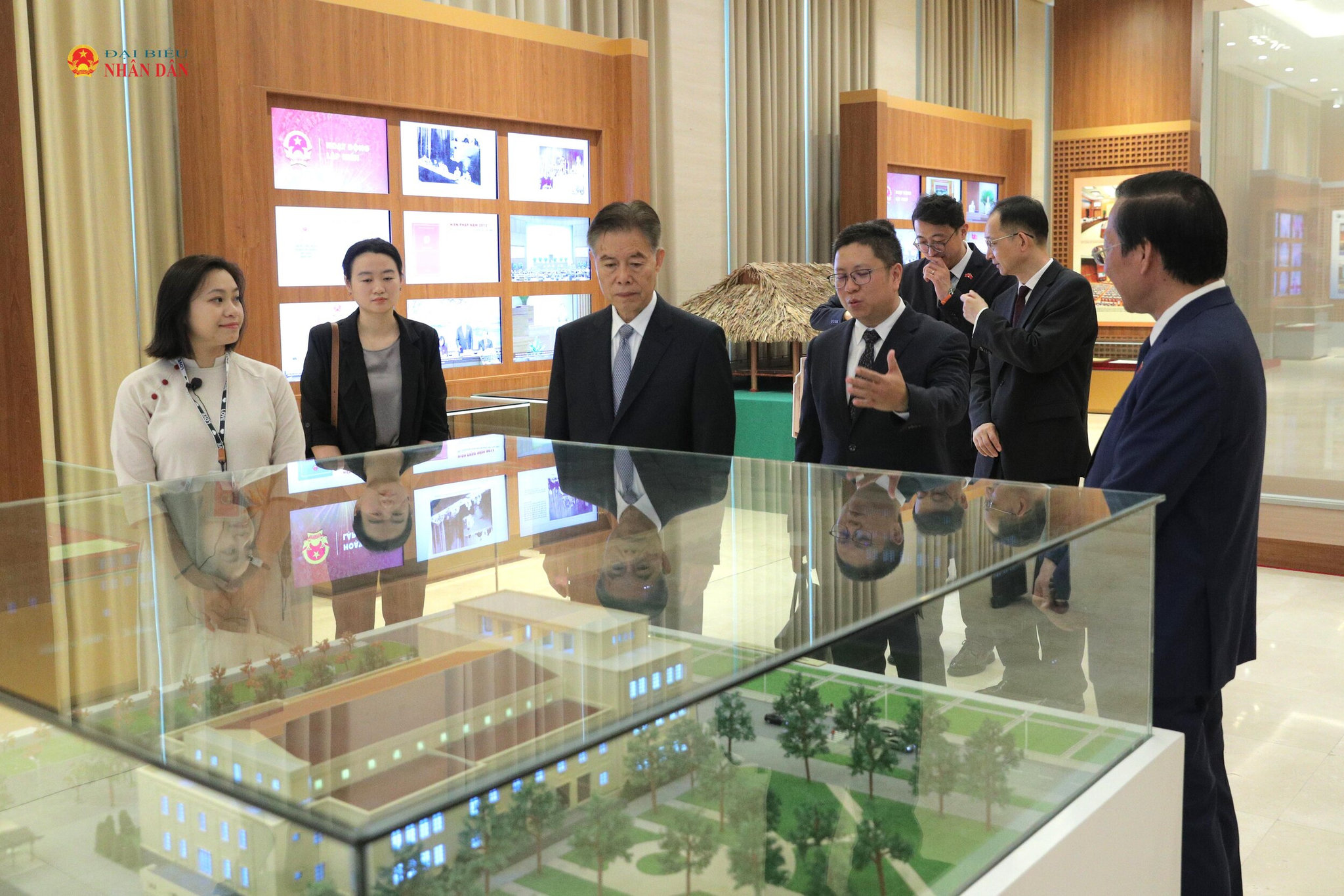 Các đại biểu tham quan Nhà Quốc hội 1