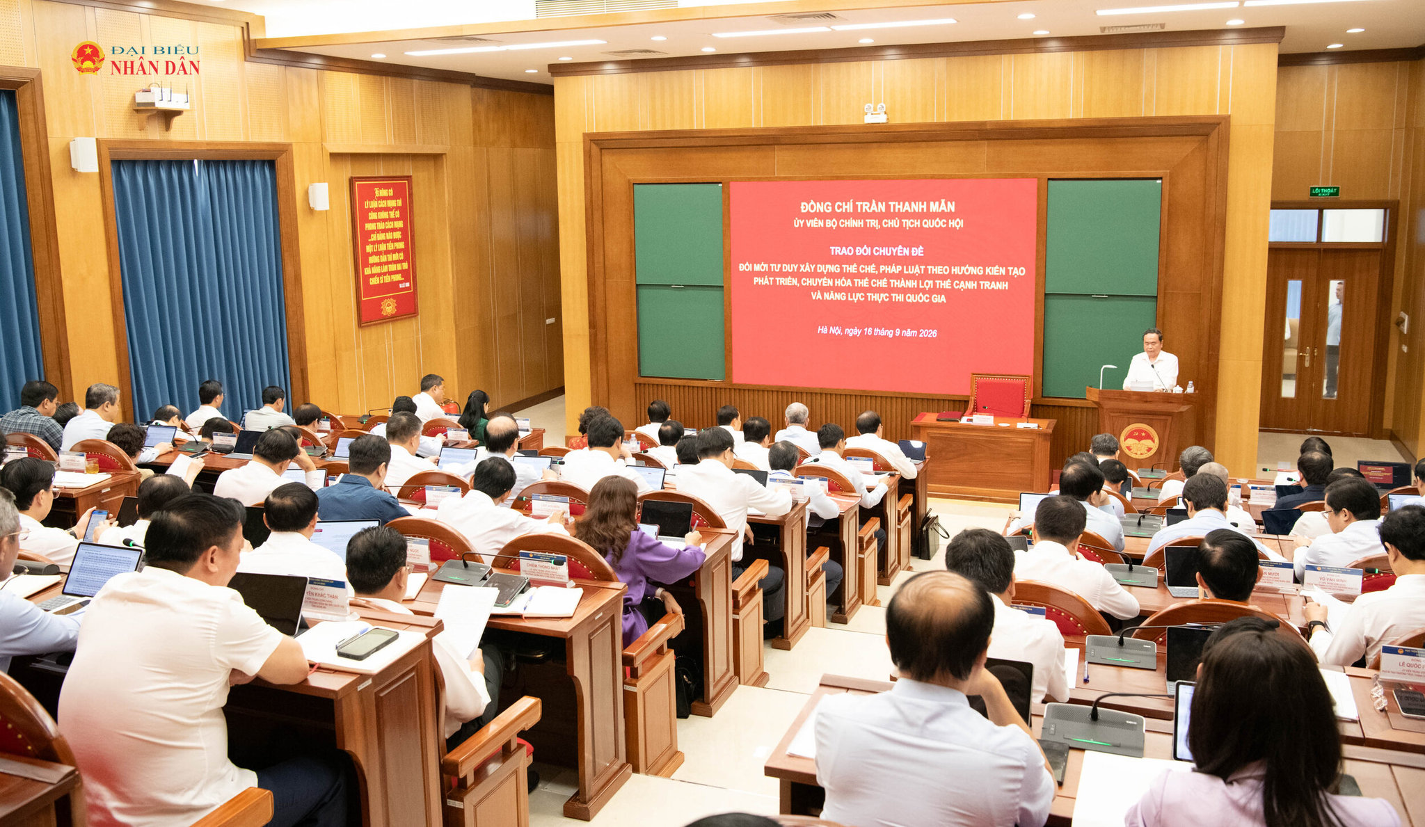 Chủ tịch Quốc hội Trần Thanh Mẫn truyền đạt chuyên đề về đổi mới tư duy xây dựng thể chế.