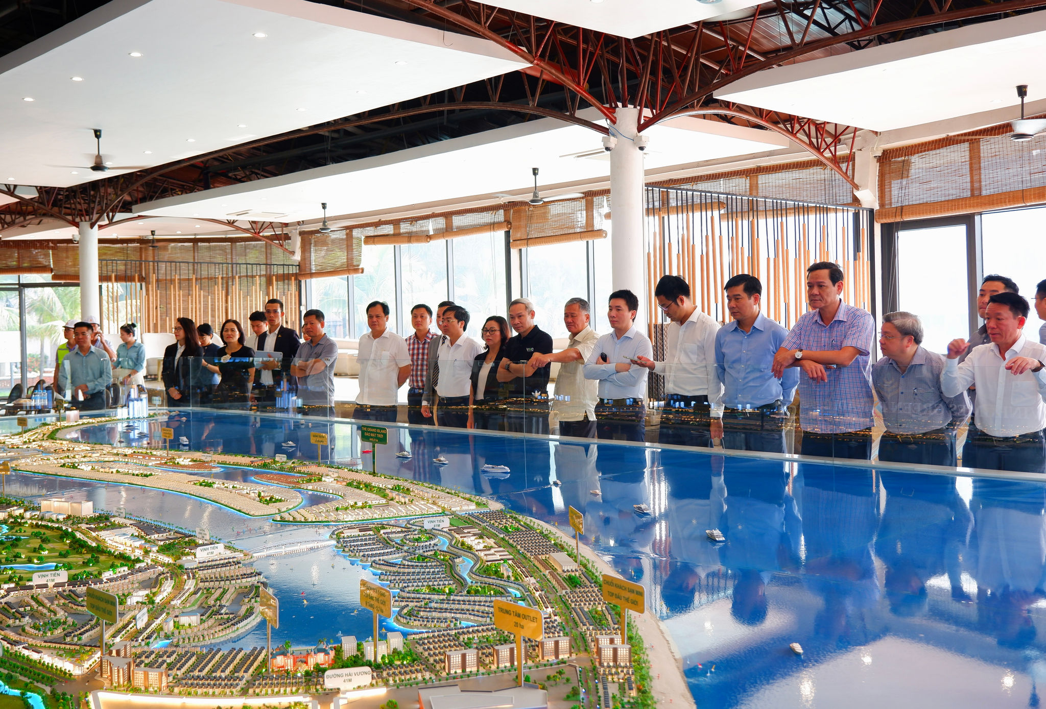 Thành viên Đoàn khảo sát của Thường trực Ủy ban Kinh tế và Tài chính phối hợp với Thường trực Ủy ban Pháp luật và Tư pháp khảo sát thực tế tại Khu đô thị du lịch lấn biển Cần Giờ
