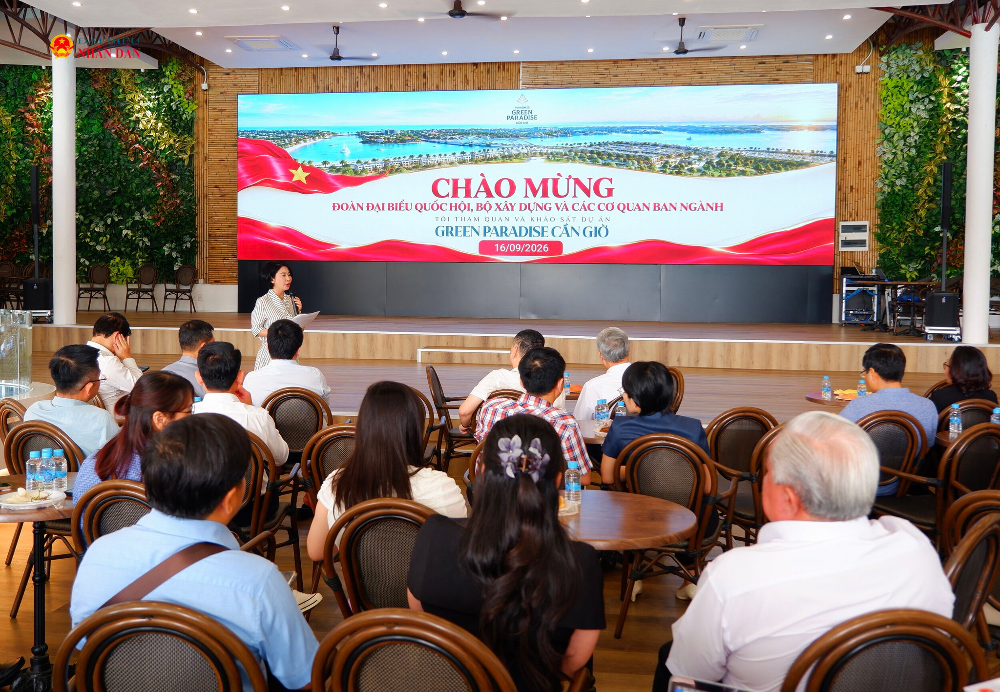 Đoàn khảo sát nghe đại diện Vingroup báo cáo về dự án