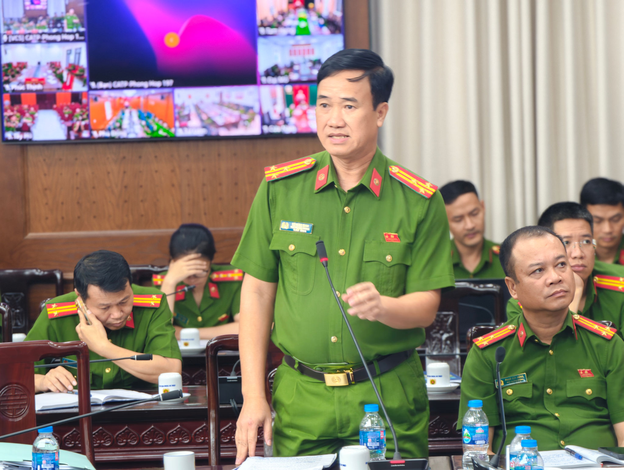 Đại diện các đơn vị thảo luận tại hội nghị.