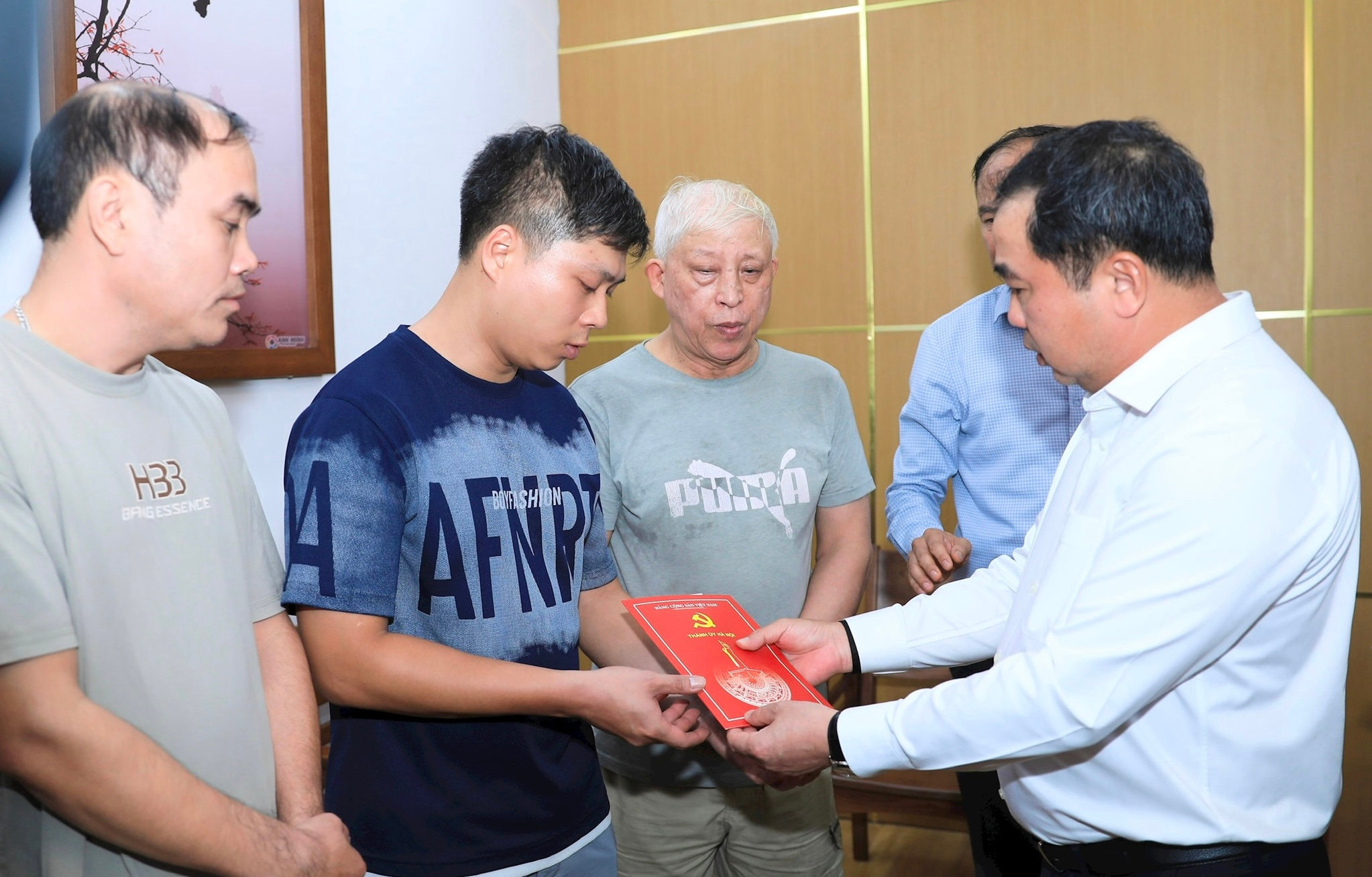 Bí thư Thành ủy Hà Nội Trần Đức Thắng trao hỗ trợ cho các gia đình có người thân bị tử vong trong vụ cháy