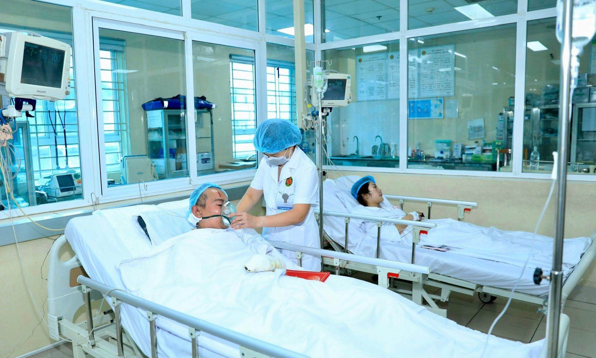 Y, bác sĩ Bệnh viện Quân y 354 chăm sóc nạn nhân vụ cháy