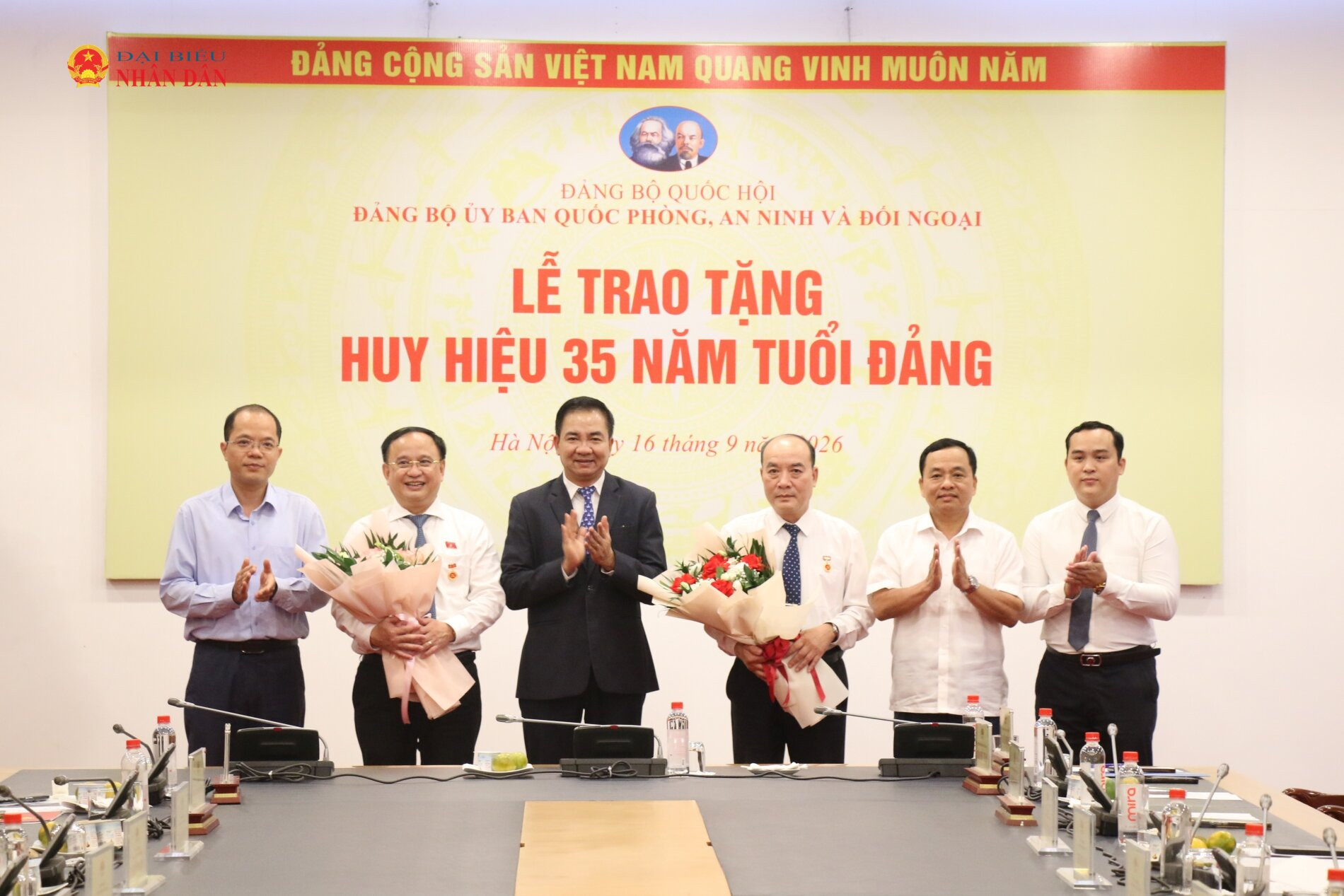 Ban Thường vụ Đảng ủy, lãnh đạo Ủy ban Quốc phòng, An ninh và Đối ngoại chúc mừng Trung tướng Trần Đức Thuận và đồng chí Vũ Hồng Lưu
