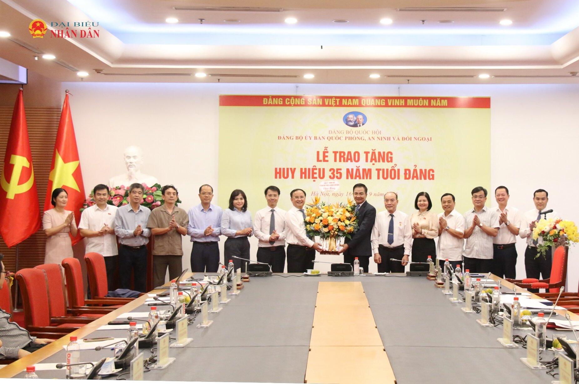 Đại diện Ban Tổ chức Đảng ủy Quốc hội, Thường trực Ủy ban Quốc phòng, An ninh và Đối ngoại chúc mừng Trung tướng Trần Đức Thuận và đồng chí Vũ Hồng Lưu