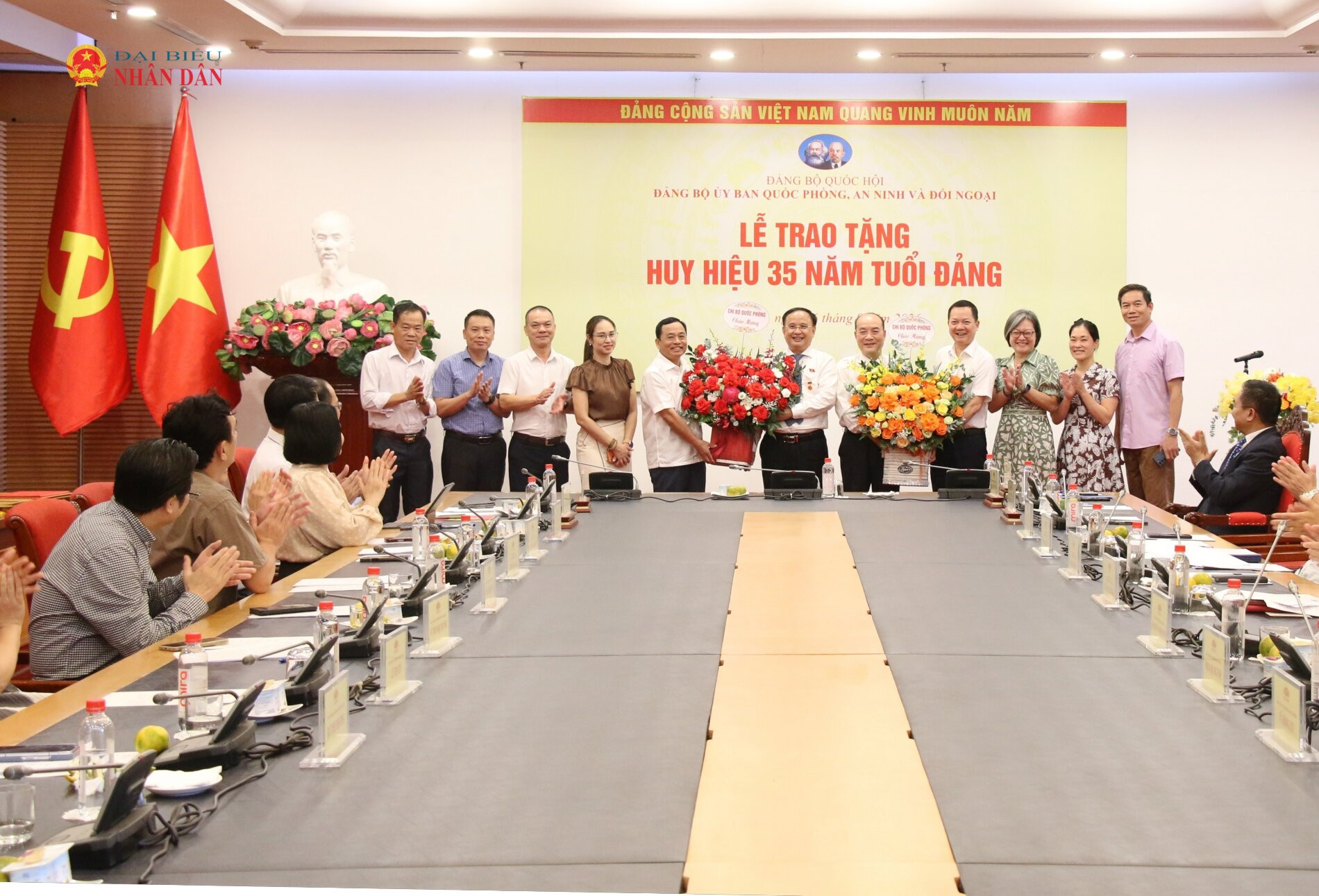 Đại diện Cấp uỷ các Chi bộ: Quốc phòng; An ninh, trật tự; Đối ngoại chúc mừng Trung tướng Trần Đức Thuận và đồng chí Vũ Hồng Lưu