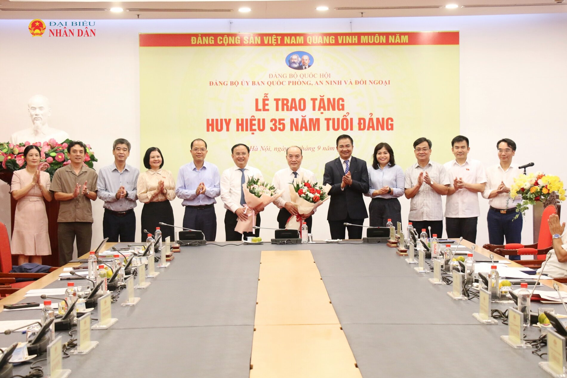 Thường trực Ủy ban Quốc phòng, An ninh và Đối ngoại chúc mừng Trung tướng Trần Đức Thuận và đồng chí Vũ Hồng Lưu