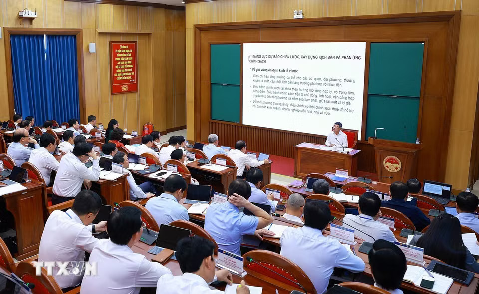 Thủ tướng Lê Minh Hưng trao đổi Chuyên đề: “Nâng cao năng lực điều hành của Chính phủ, tạo đột phá mạnh mẽ cho phát triển nhanh, bền vững và tăng trưởng hai con số.”