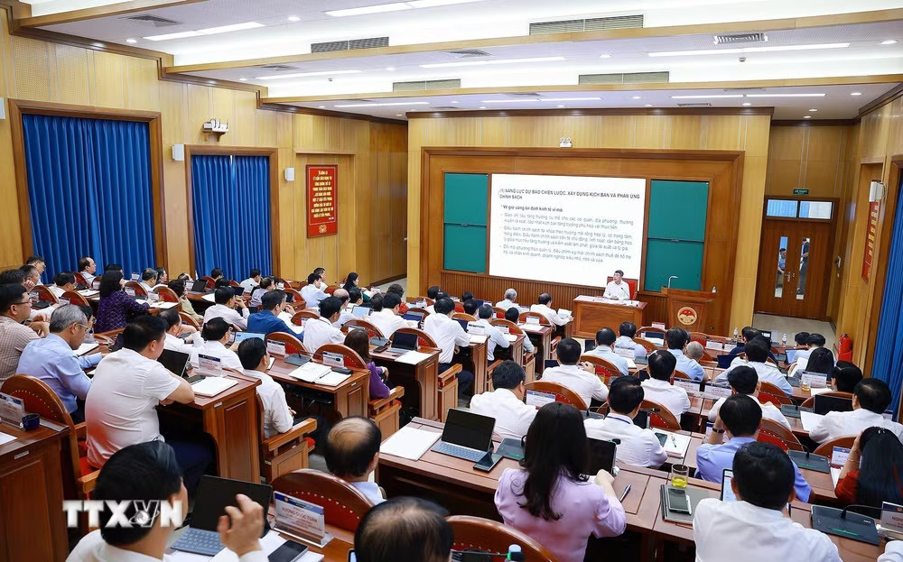 Thủ tướng Lê Minh Hưng trao đổi Chuyên đề: “Nâng cao năng lực điều hành của Chính phủ, tạo đột phá mạnh mẽ cho phát triển nhanh, bền vững và tăng trưởng hai con số.”