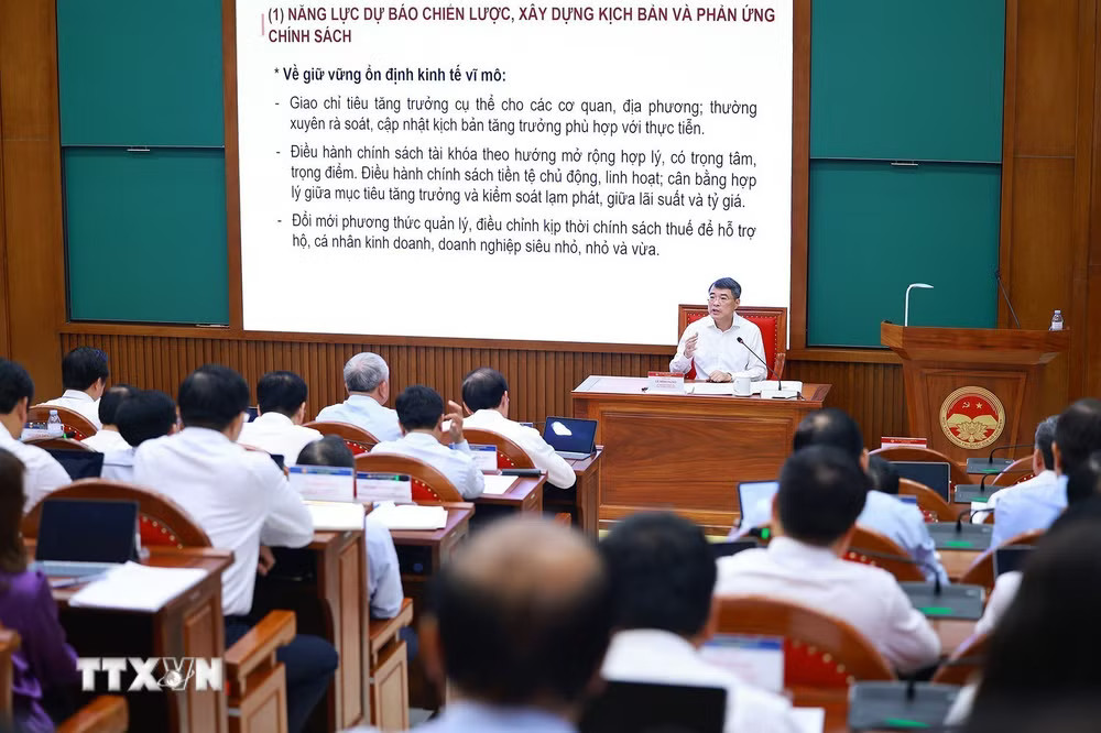 Thủ tướng Lê Minh Hưng trao đổi Chuyên đề: “Nâng cao năng lực điều hành của Chính phủ, tạo đột phá mạnh mẽ cho phát triển nhanh, bền vững và tăng trưởng hai con số.”