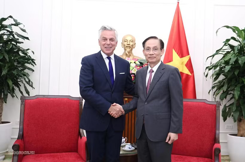 Minister of Foreign Affairs Le Hoai Trung (R) receives Jon M. Huntsman, Vice Chairman and President of Strategic Growth at US-based Mastercard, in Hanoi on September 15. (Photo: baoquocte.vn)