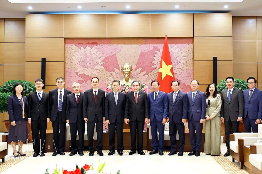 National Assembly President Tran Thanh Man and delegates pose for a photo at the meeting (Photo: VNA) vnanet-c2.jpg