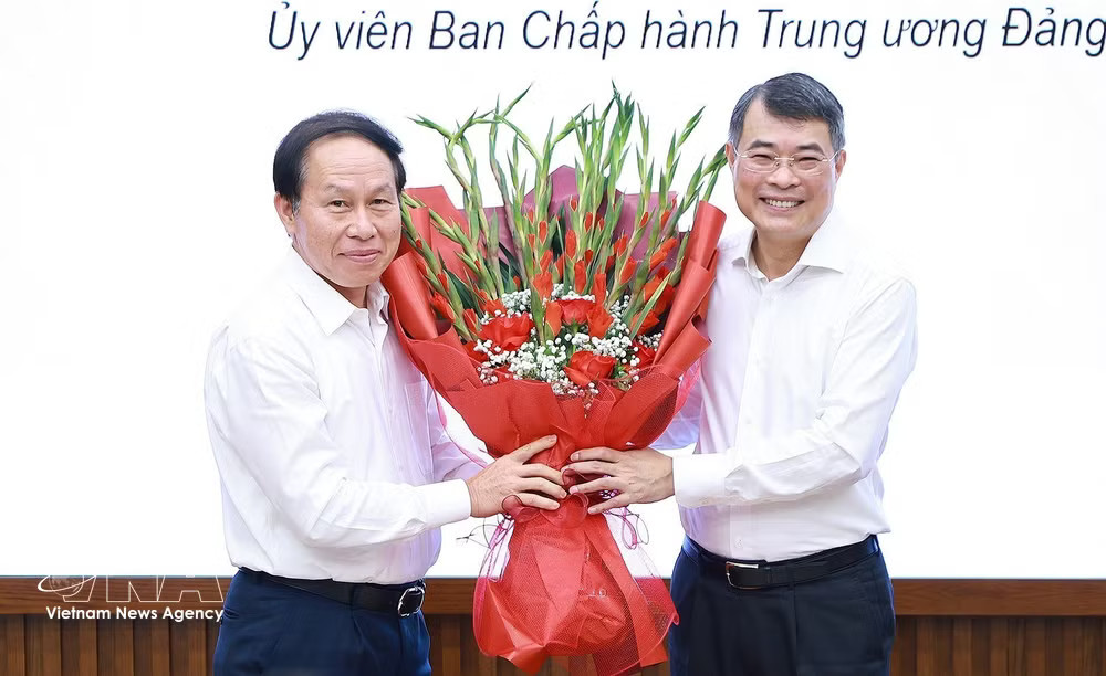 Deputy Prime Minister Le Tien Chau, on behalf of the class, presents flowers to Prime Minister Le Minh Hung. (Photo: VNA) vnanet-le-minh-hung-2.jpg