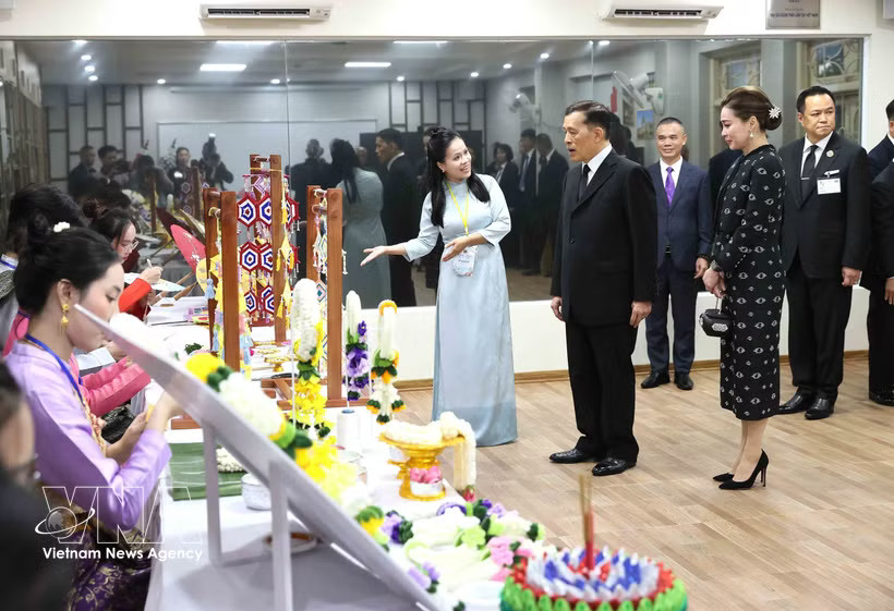 King of Thailand Maha Vajiralongkorn Phra Vajiraklaochaoyuhua and Queen Suthida Bajrasudhabimalalakshana visit an exhibition of traditional Thai products presented by students from Hanoi University on September 16. (Photo: VNA)