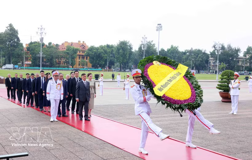 King of Thailand Maha Vajiralongkorn Phra Vajiraklaochaoyuhua and Queen Suthida Bajrasudhabimalalakshana lay a wreath and pay tribute to President Ho Chi Minh at the late leader's mausoleum in Hanoi. (Photo: VNA)