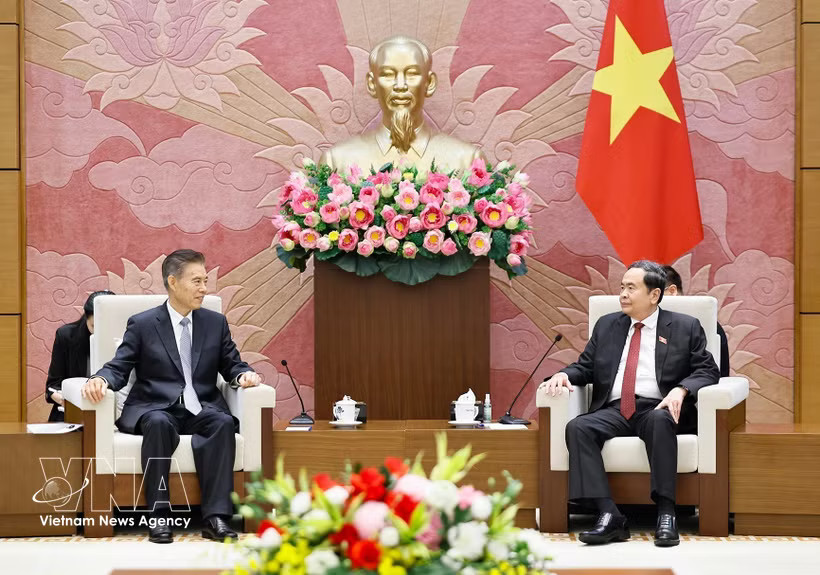 National Assembly President Tran Thanh Man (right) receives Chairman of the Financial and Economic Affairs Committee of the National People’s Congress of China (NPC) Zhong Shan in Hanoi on September 16 (Photo: VNA)