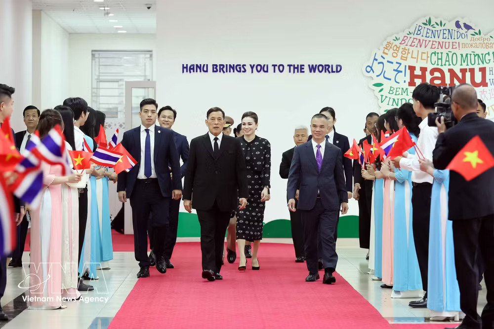 King of Thailand Maha Vajiralongkorn Phra Vajiraklaochaoyuhua and Queen Suthida Bajrasudhabimalalakshana visit the Thai Cultural Space at Hanoi University on September 16. (Photo: VNA) vnanet-thai-king-visits-hanoi-university.jpg