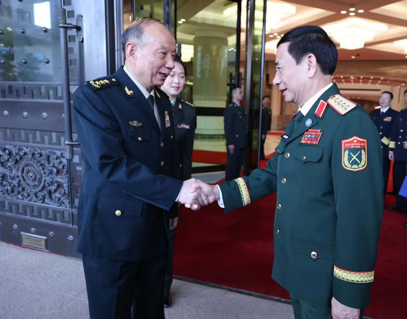 Vietnamese Deputy Prime Minister and Minister of National Defence General Phan Van Giang (right) meets with Senior Lieutenant General Zhang Shengmin, Vice Chairman of China's Central Military Commission, in Beijing on September 16, 2026. (Photo published by VNA)