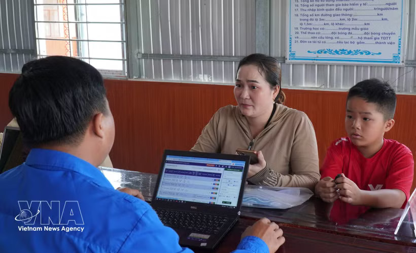 A resident of Tran Phan commune, Ca Mau province, is guided in carrying out administrative procedures. (Photo: VNA)