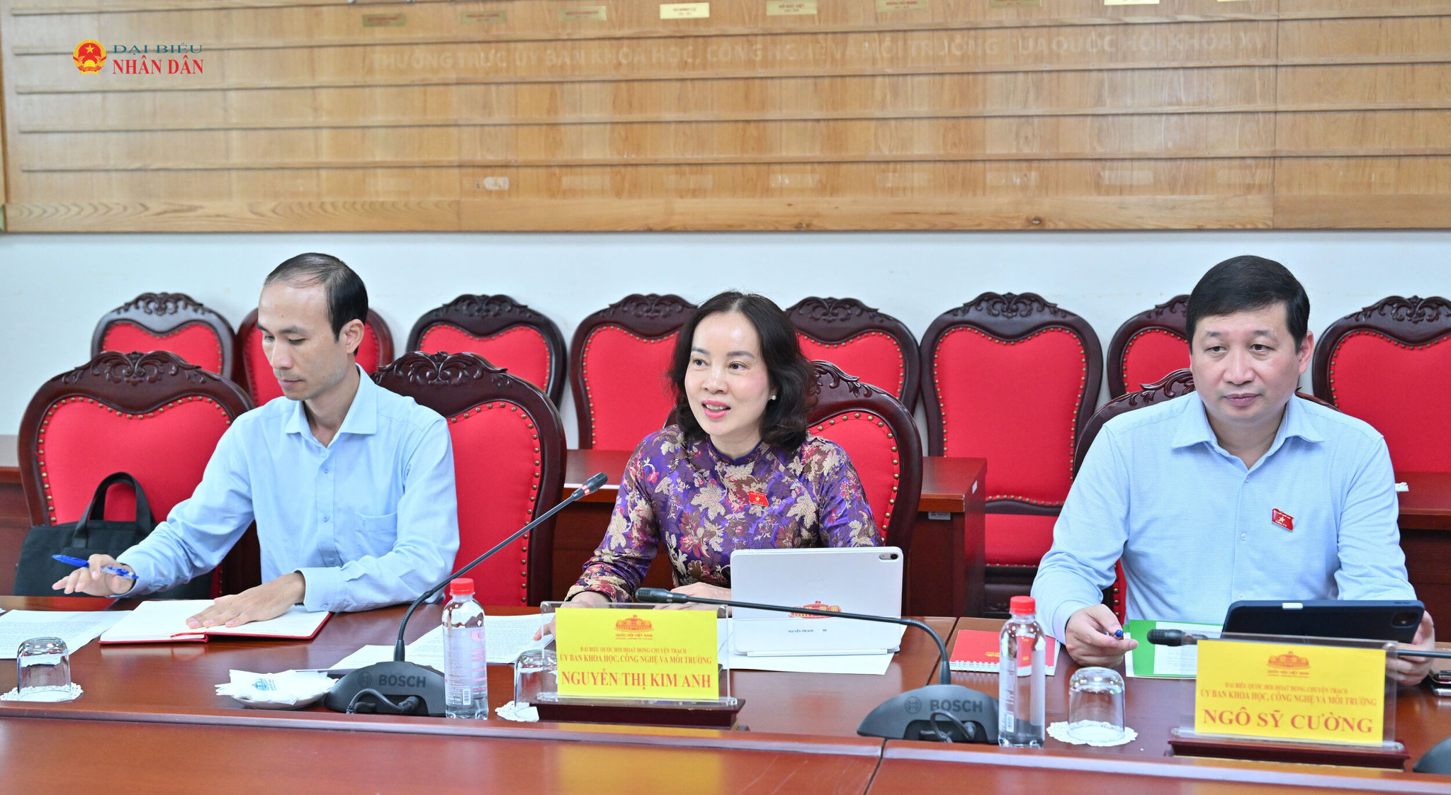 Ủy viên là ĐBQH hoạt động chuyên trách tại Ủy ban Khoa học, Công nghệ và Môi trường Nguyễn Thị Kim Anh và các đại biểuVQK_8396