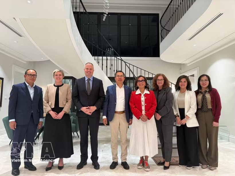 Vietnamese Ambassador to Australia Pham Hung Tam (fifth, from right) in a group photo with opposition and independent lawmakers in the Parliament of Australia (Photo: VNA)
